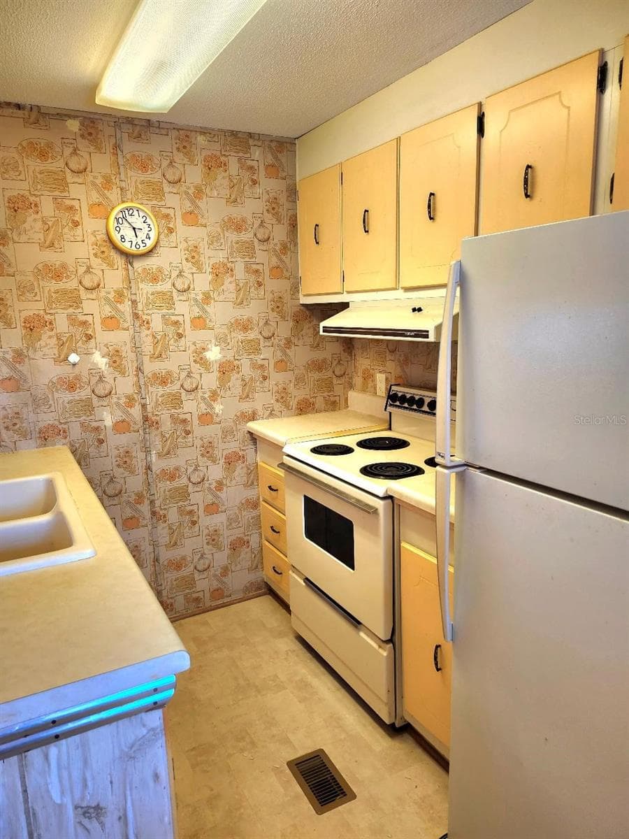 Manufactured Home at 6509 OREGON ST, BRADENTON, photo 18 of 57