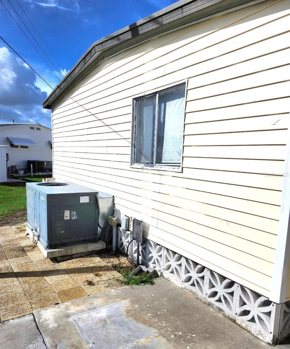 Manufactured Home at 6509 OREGON ST, BRADENTON, photo 31 of 57