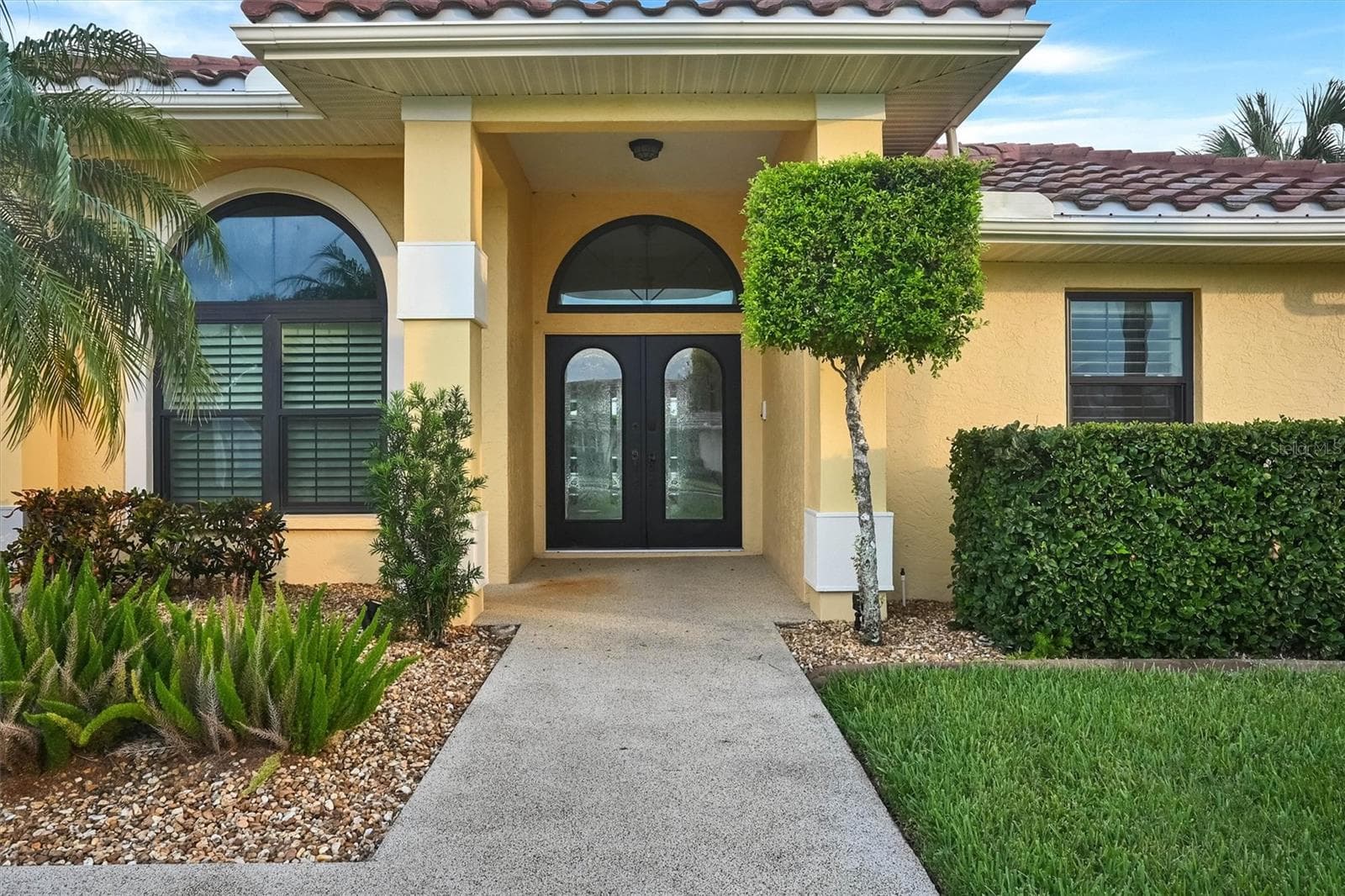Single Family Residence at 1565 WATERFORD DR, VENICE, photo 4 of 30