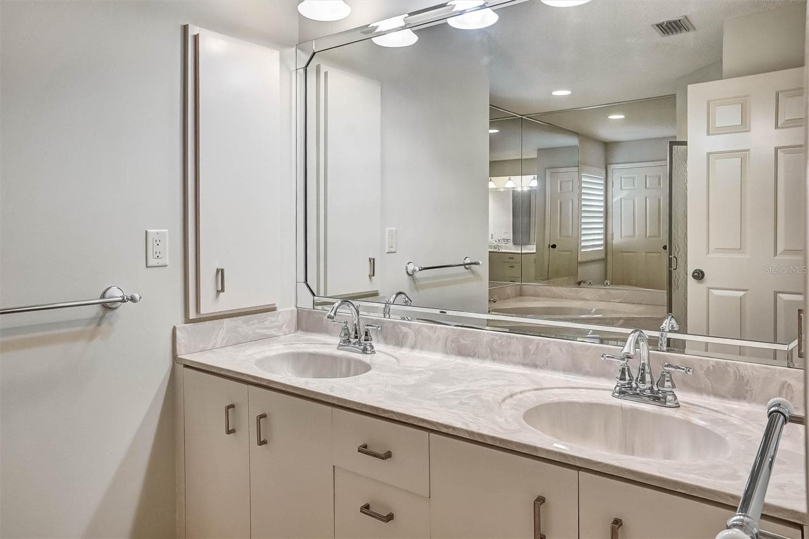 Single Family Residence at 1565 WATERFORD DR, VENICE, photo 23 of 30