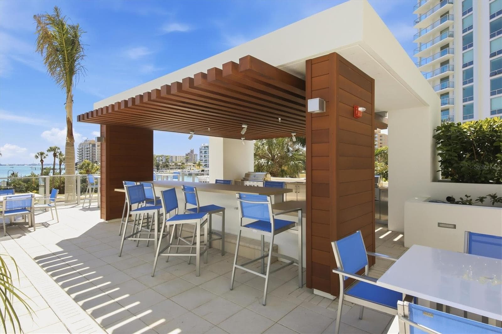 Outdoor dining area - 1155 N GULFSTREAM AVE #807, SARASOTA