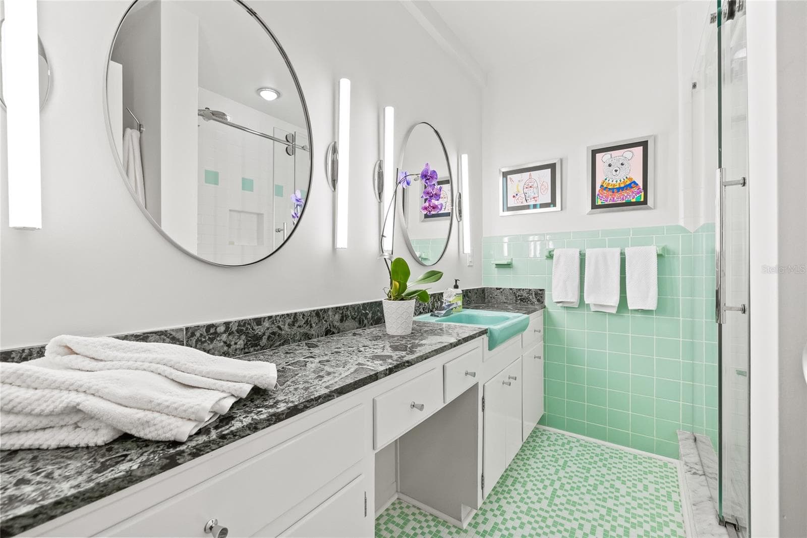 The bathroom has been updated with new fixtures and finishes. The vanity offers plenty of counter space and storage. - 1012 N SHORE DR NE #14, ST PETERSBURG