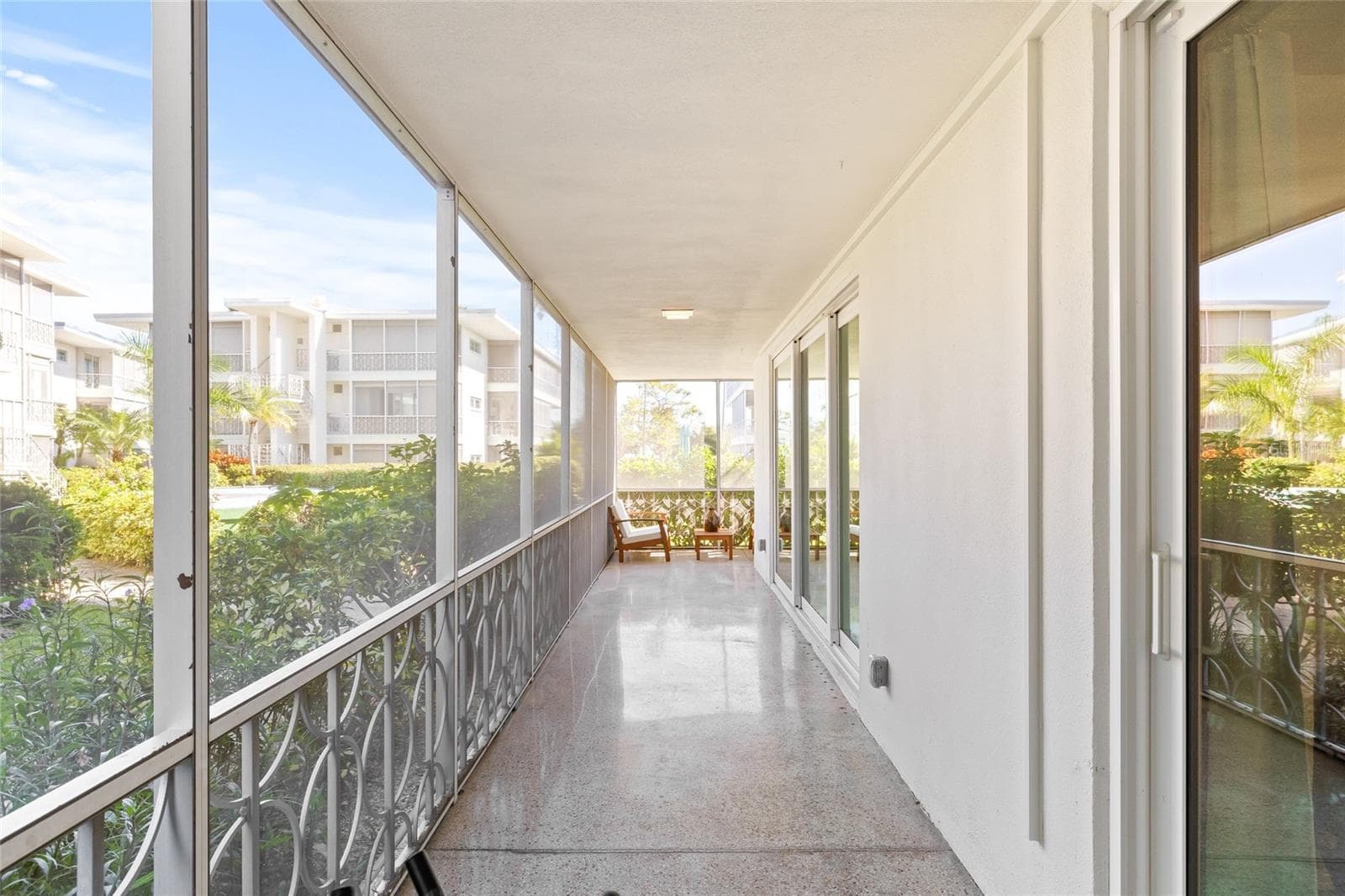 Enjoy 360 sqft of screened-in patio - 1012 N SHORE DR NE #14, ST PETERSBURG