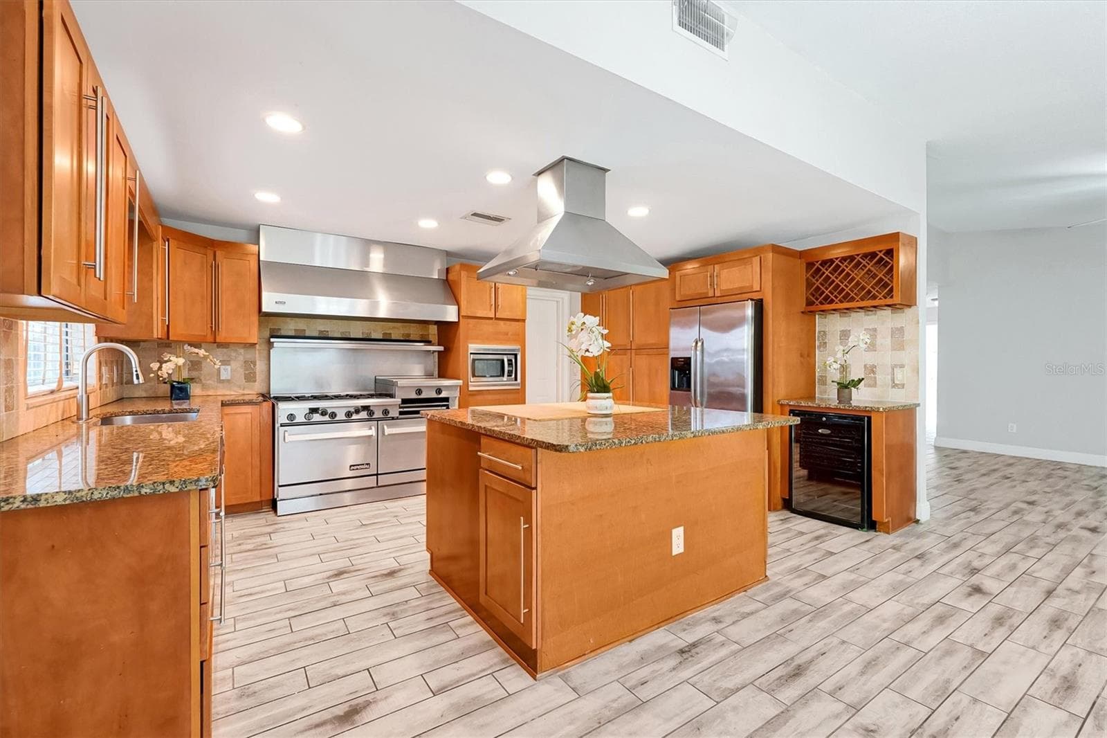 Kitchen with butcher block island - 8405 WAIALAE CT, ORLANDO