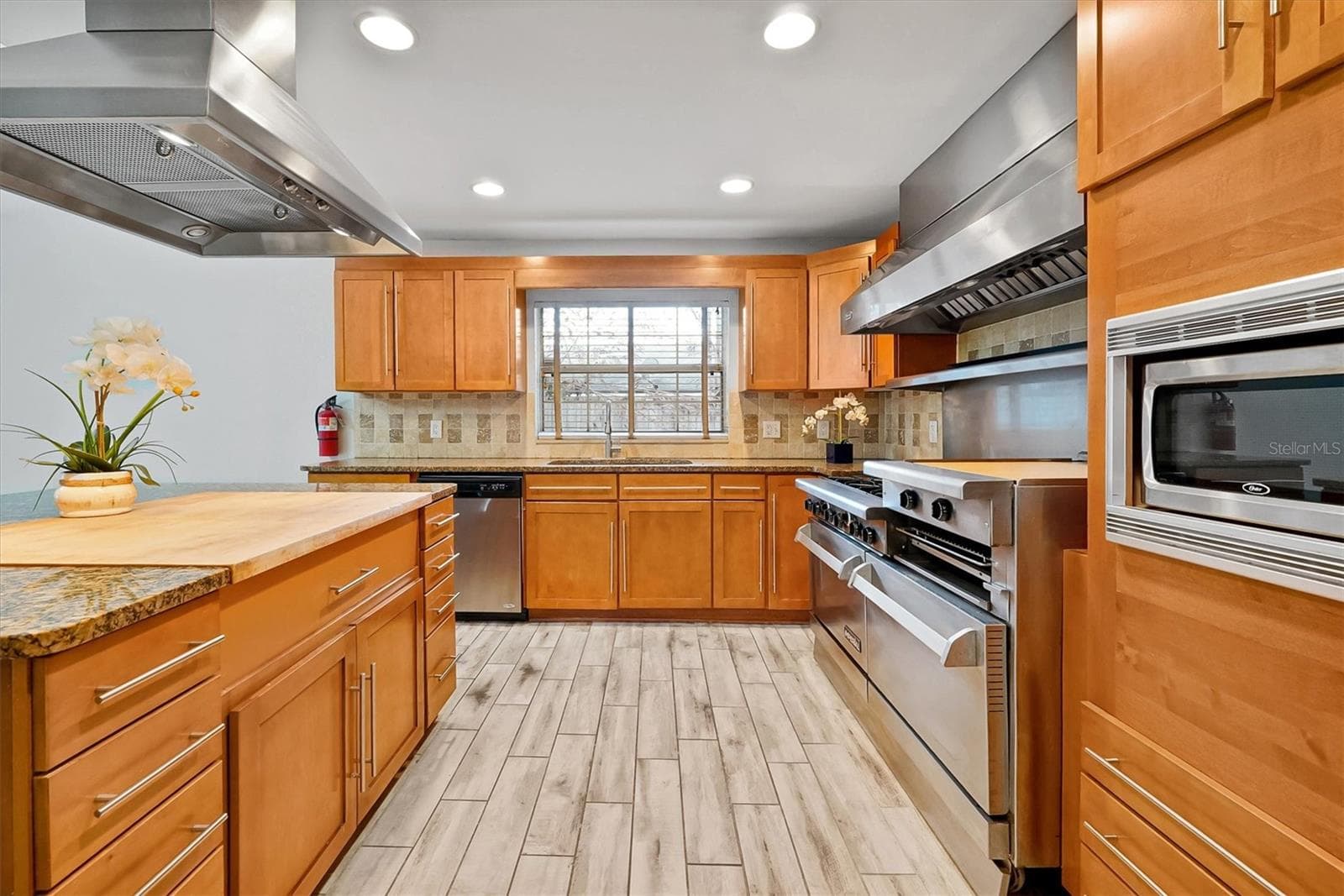 Kitchen with butcher block island - 8405 WAIALAE CT, ORLANDO