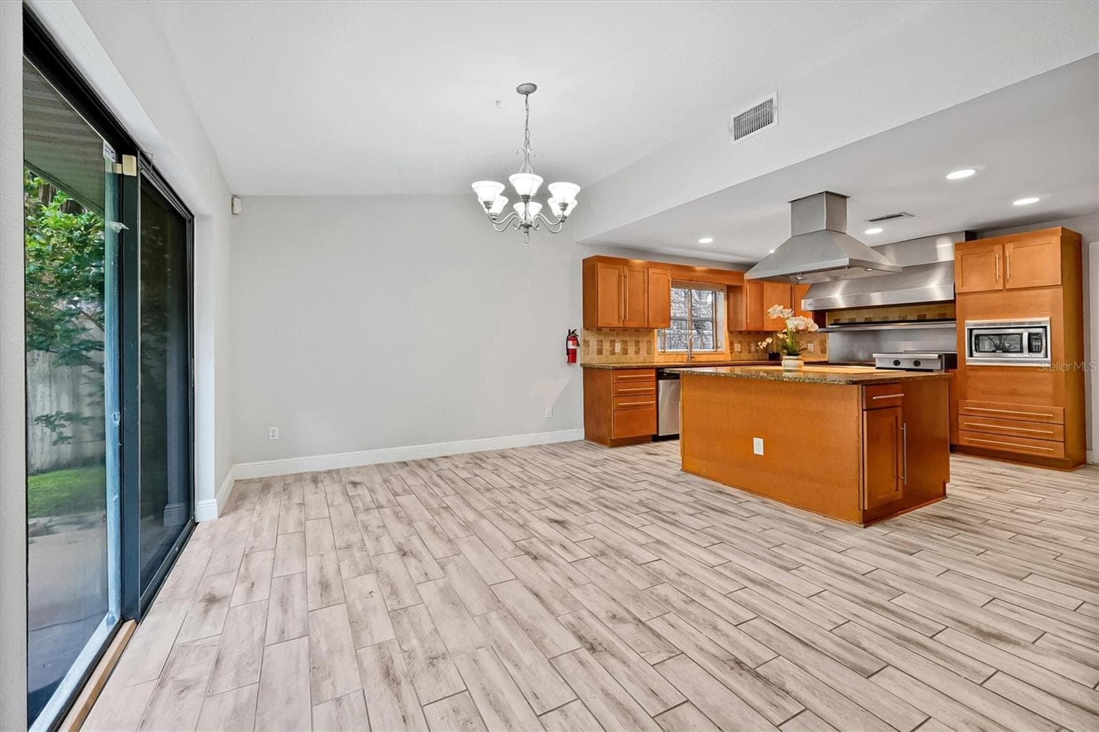 Dining room & kitchen - 8405 WAIALAE CT, ORLANDO