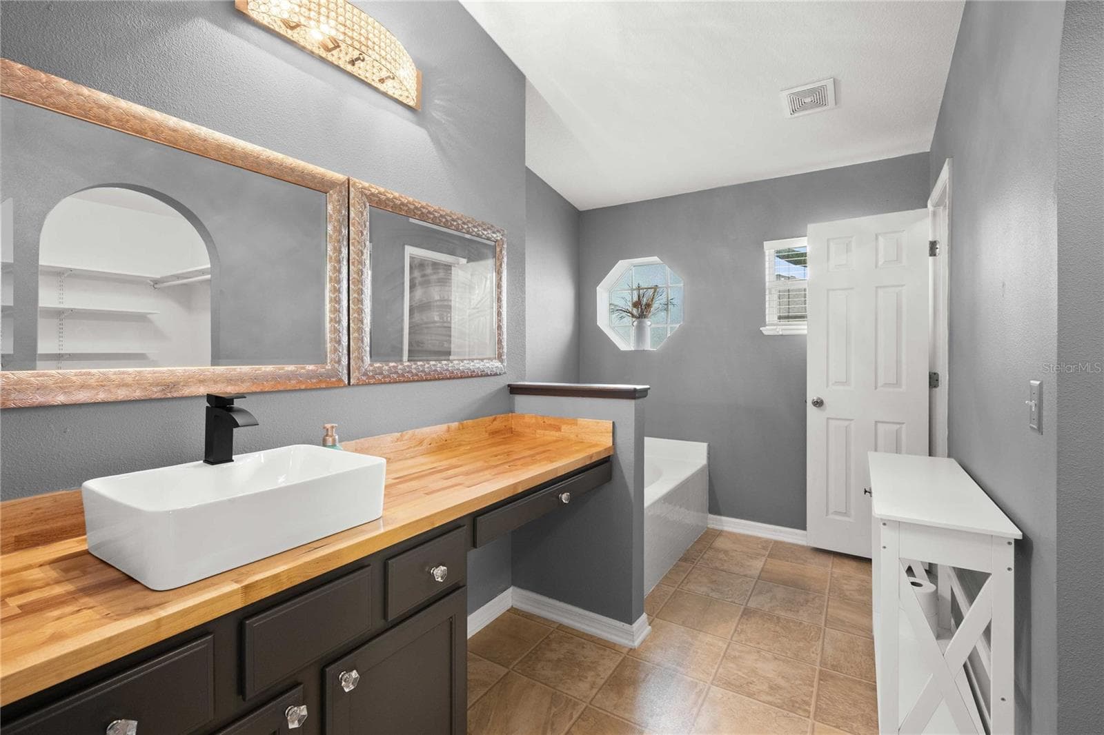 En-suite bathroom - 14423 FINSBURY DR, SPRING HILL