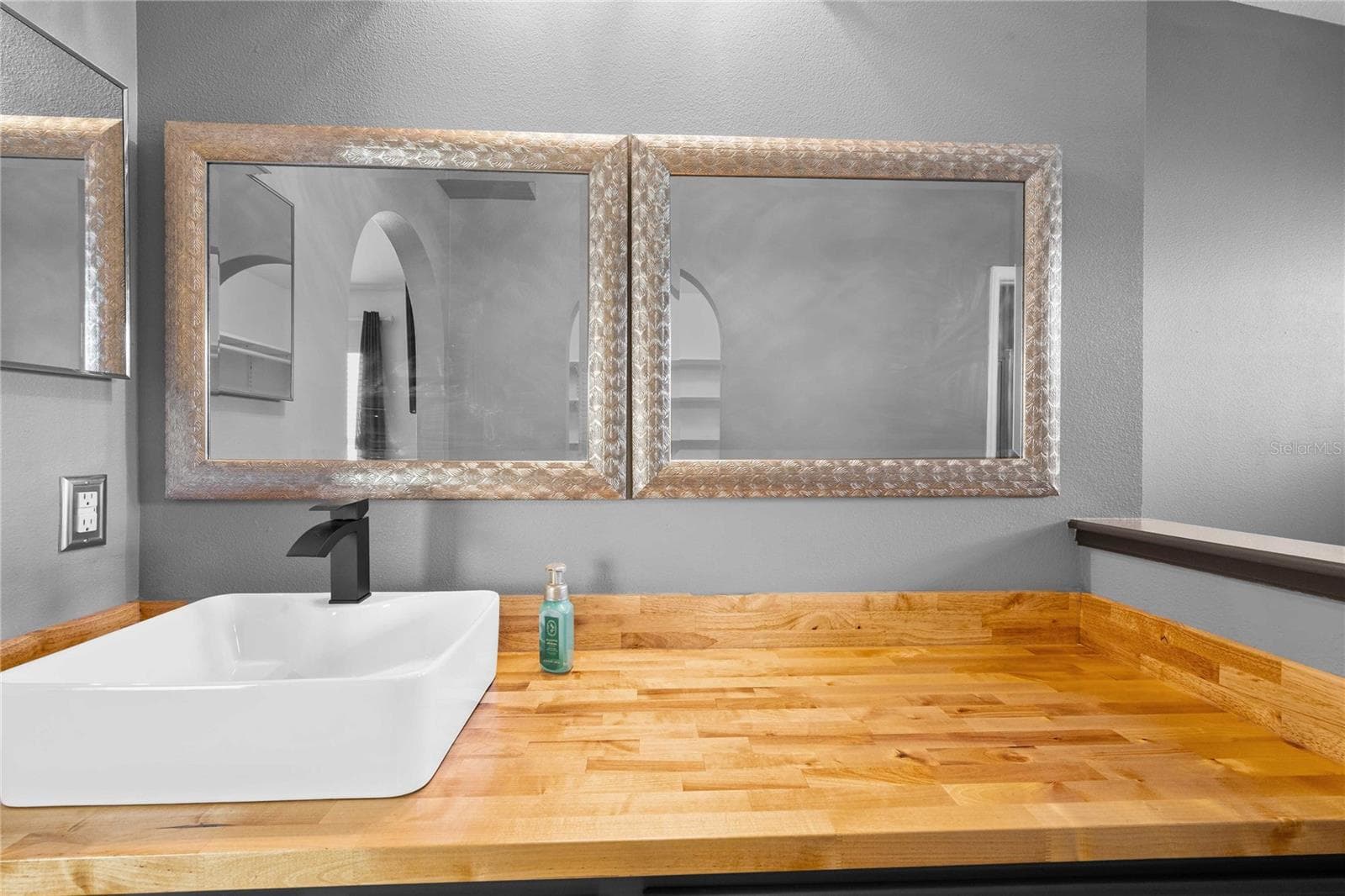 New countertops - 14423 FINSBURY DR, SPRING HILL