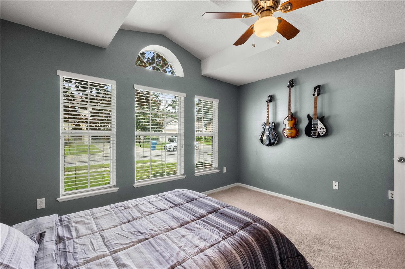 2nd bedroom with large windows - 14423 FINSBURY DR, SPRING HILL
