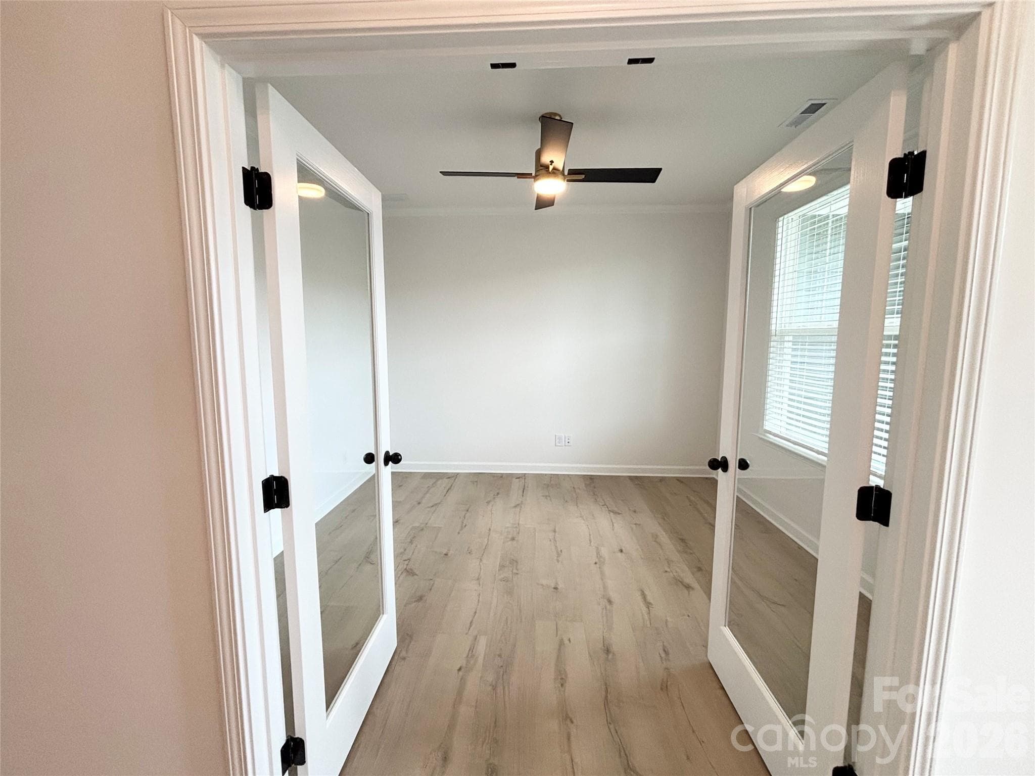 Single Family Residence at 6823 Glen Abbey Lane, Mount Pleasant, photo 2 of 33