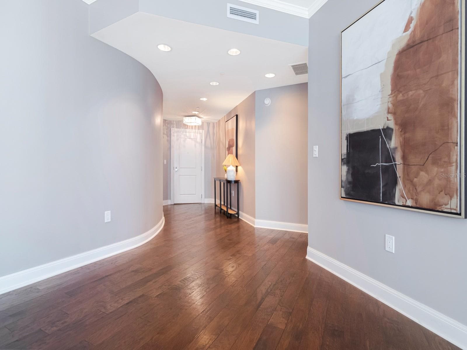 Entry area with architectural curved wall detail - 450 KNIGHTS RUN AVE #1501, TAMPA