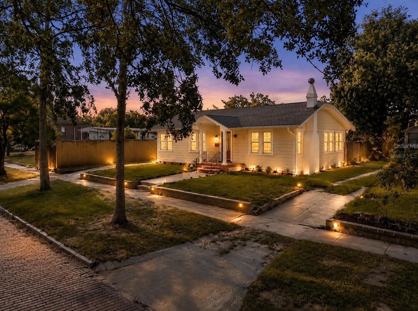 106 W COMANCHE AVE