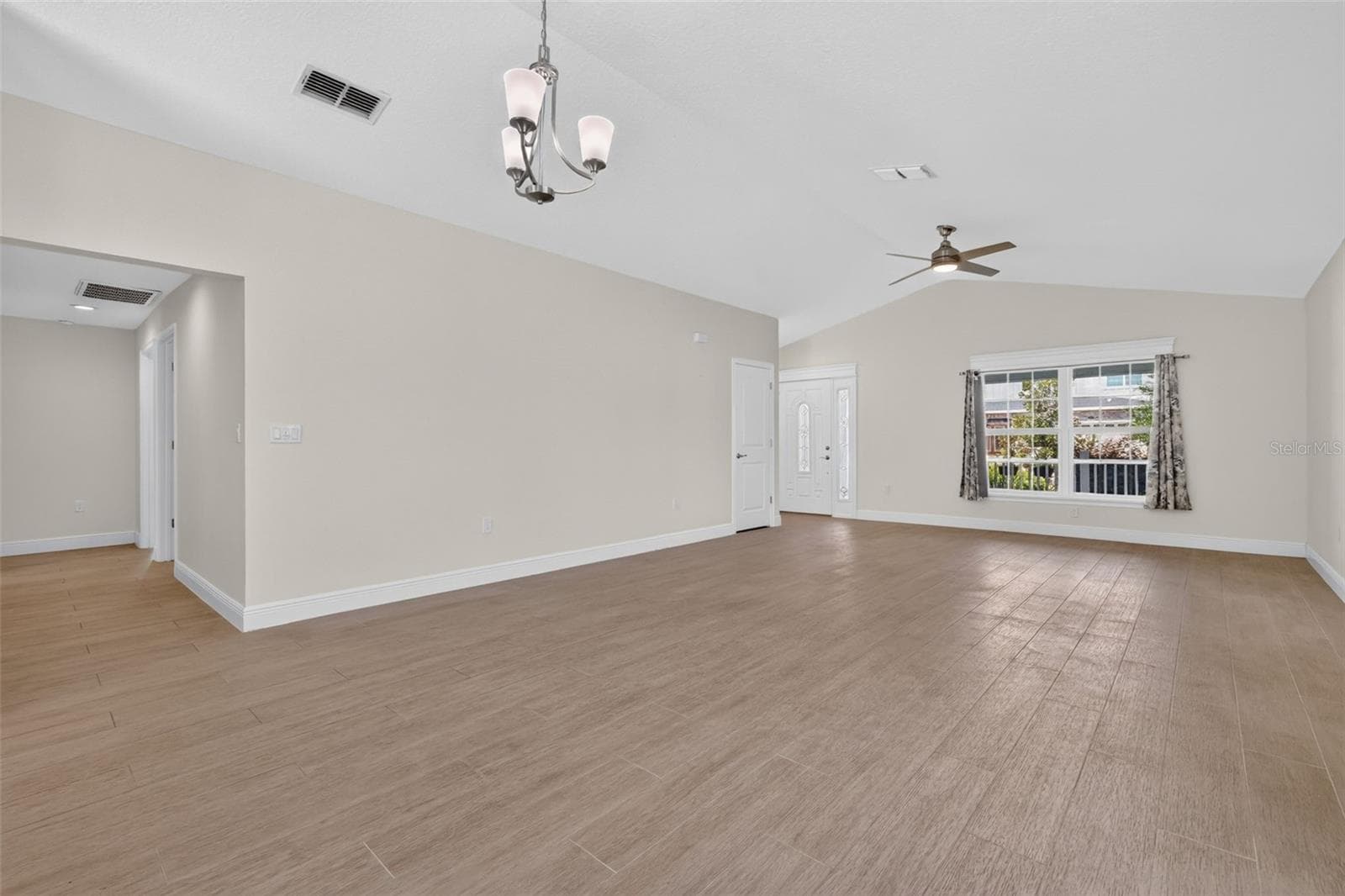 Living Room - 12591 NE 49TH DR, OXFORD