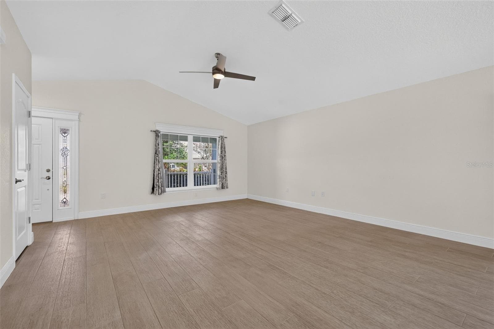 Living Room - 12591 NE 49TH DR, OXFORD
