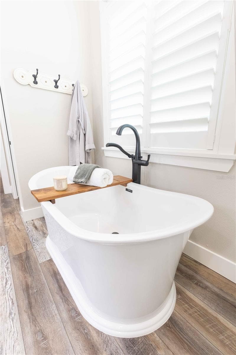 Soaking tub in primary bathroom - 8818 SW 73RD PATH, BUSHNELL