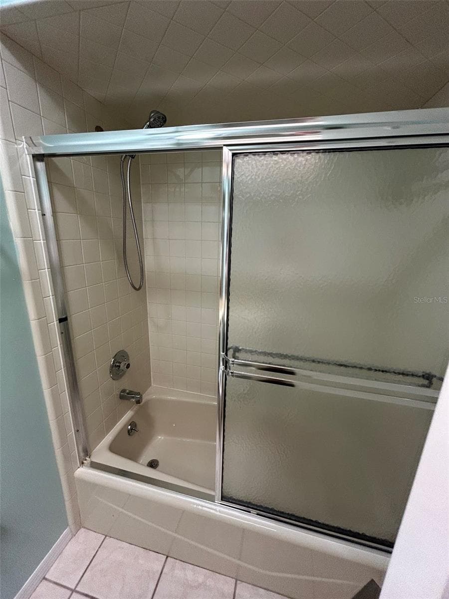 2nd. Bathroom tub/shower - 1605 BLACKBERRY CT, EUSTIS