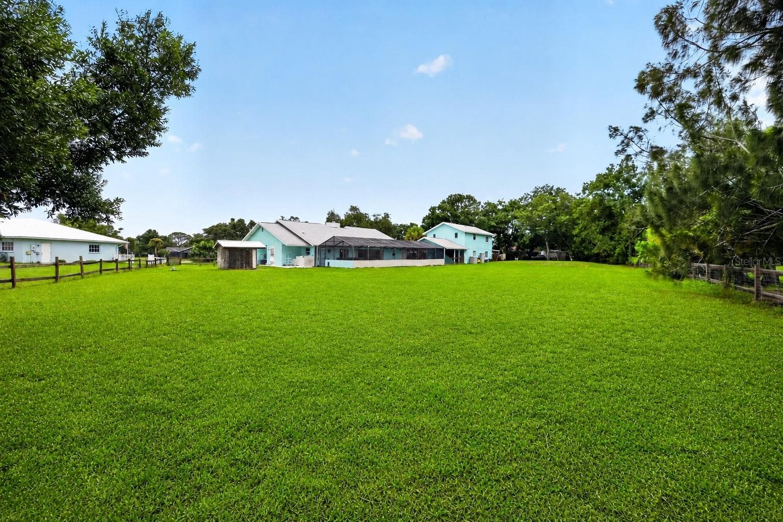 Expansive green lawn and outdoor space. - 1305 GREENFIELD CIR, VENICE