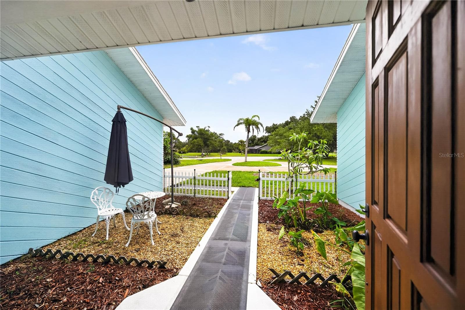 Covered entry courtyard overlooking the front grounds. - 1305 GREENFIELD CIR, VENICE