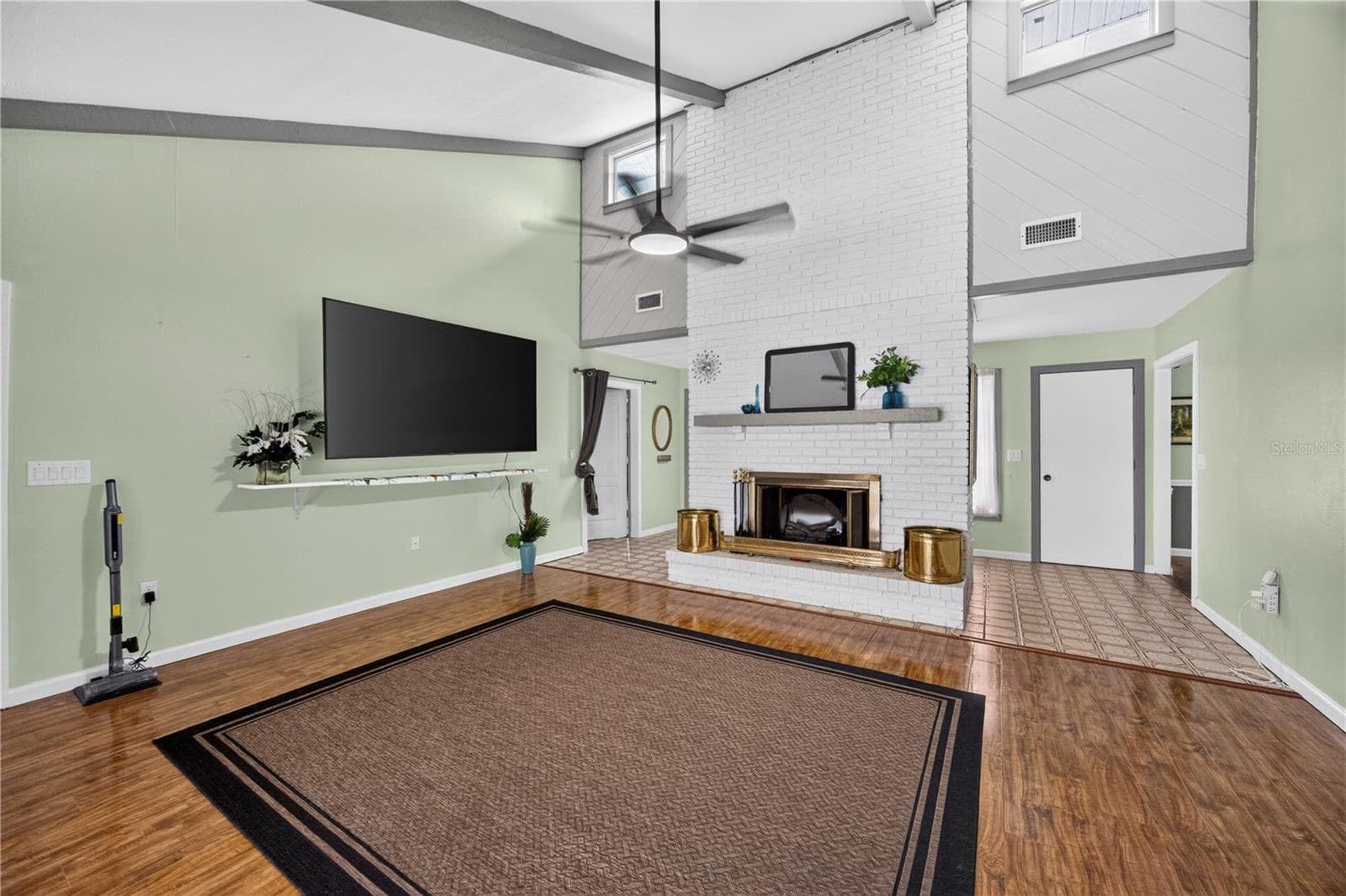 Great room with vaulted ceiling and open floor plan. - 1305 GREENFIELD CIR, VENICE