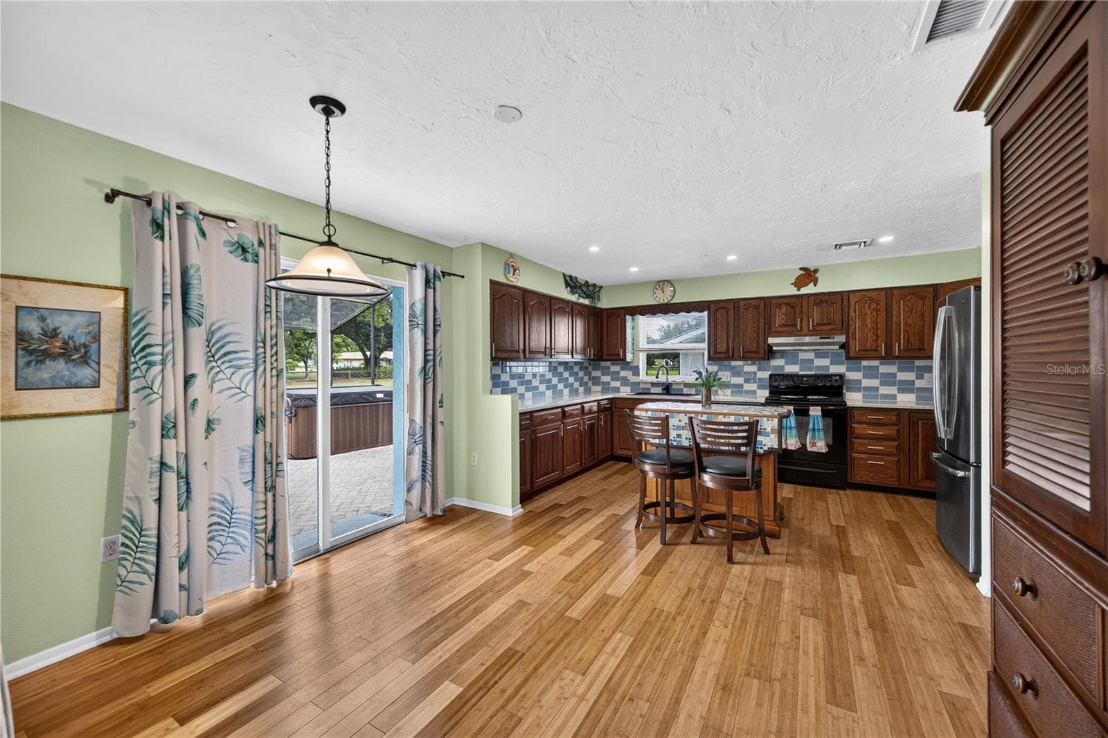 Kitchen and breakfast area with natural light. - 1305 GREENFIELD CIR, VENICE