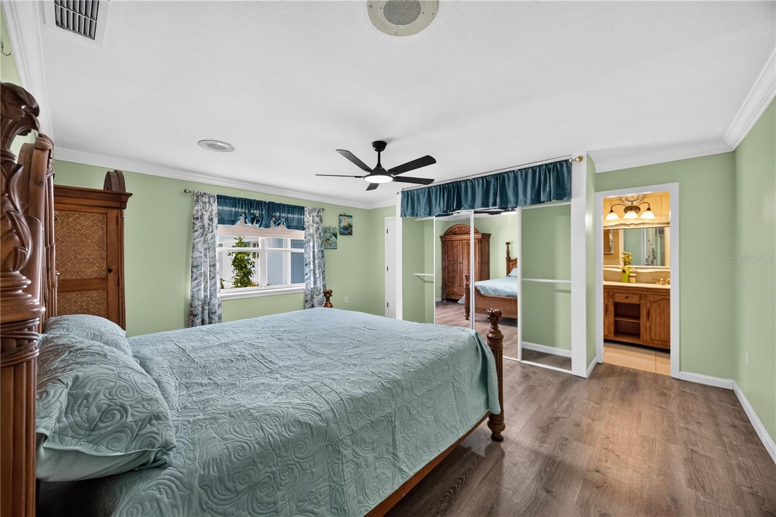 Primary bedroom with en-suite access. - 1305 GREENFIELD CIR, VENICE