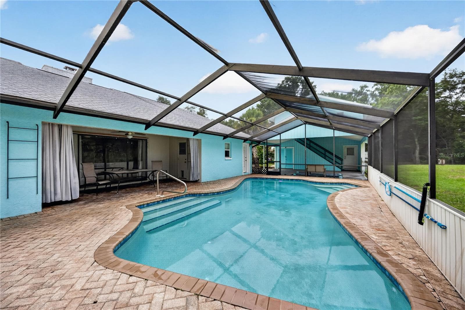 Screened pool and expansive outdoor entertaining area. - 1305 GREENFIELD CIR, VENICE