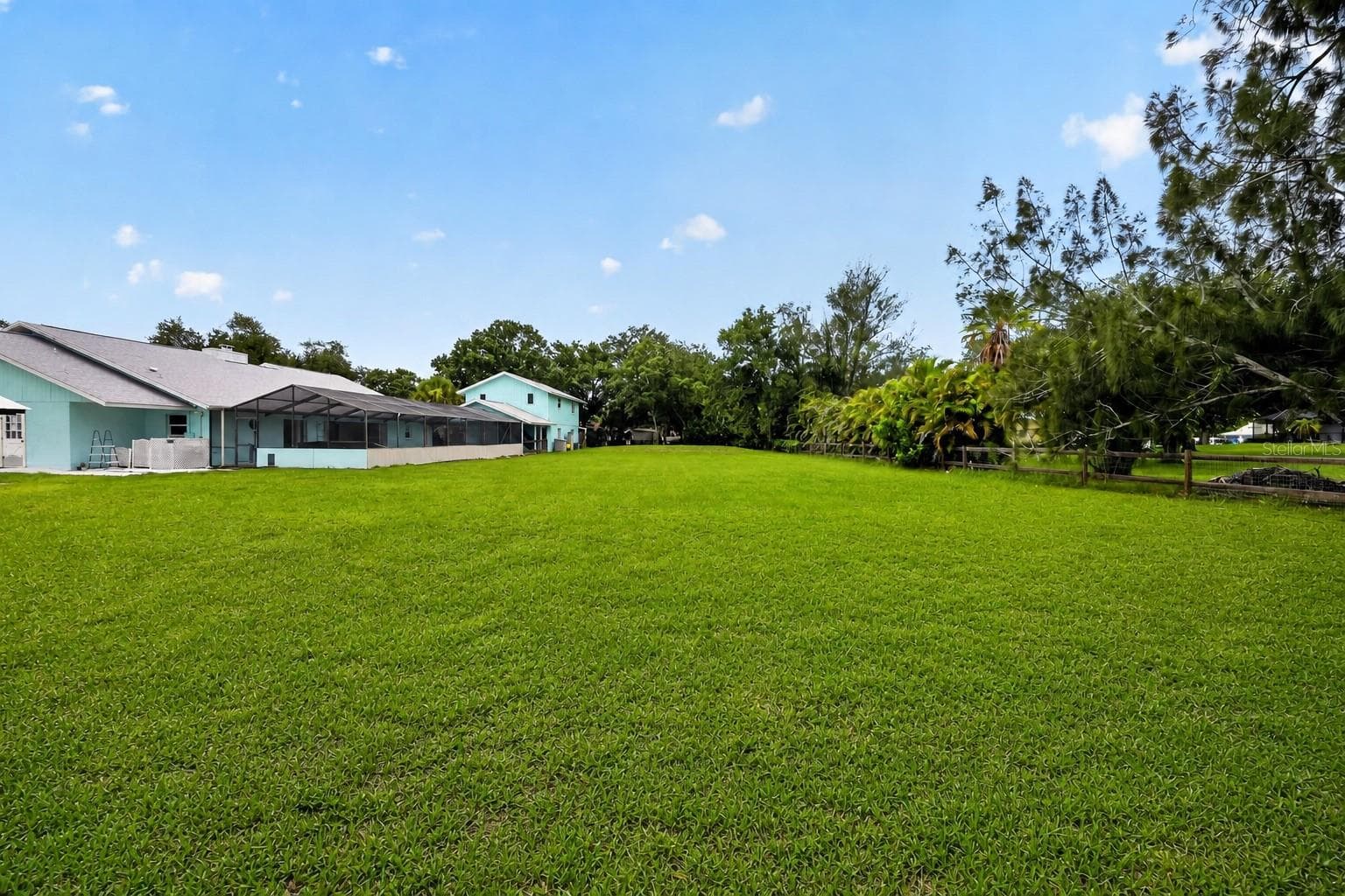Expansive outdoor lawn. - 1305 GREENFIELD CIR, VENICE