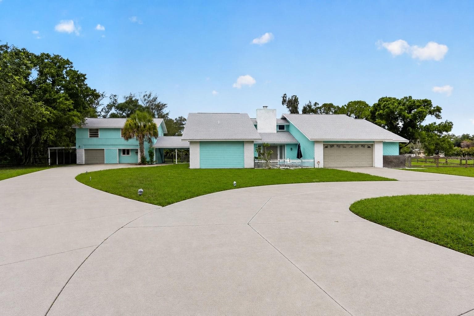 Front elevation and circular drive. - 1305 GREENFIELD CIR, VENICE