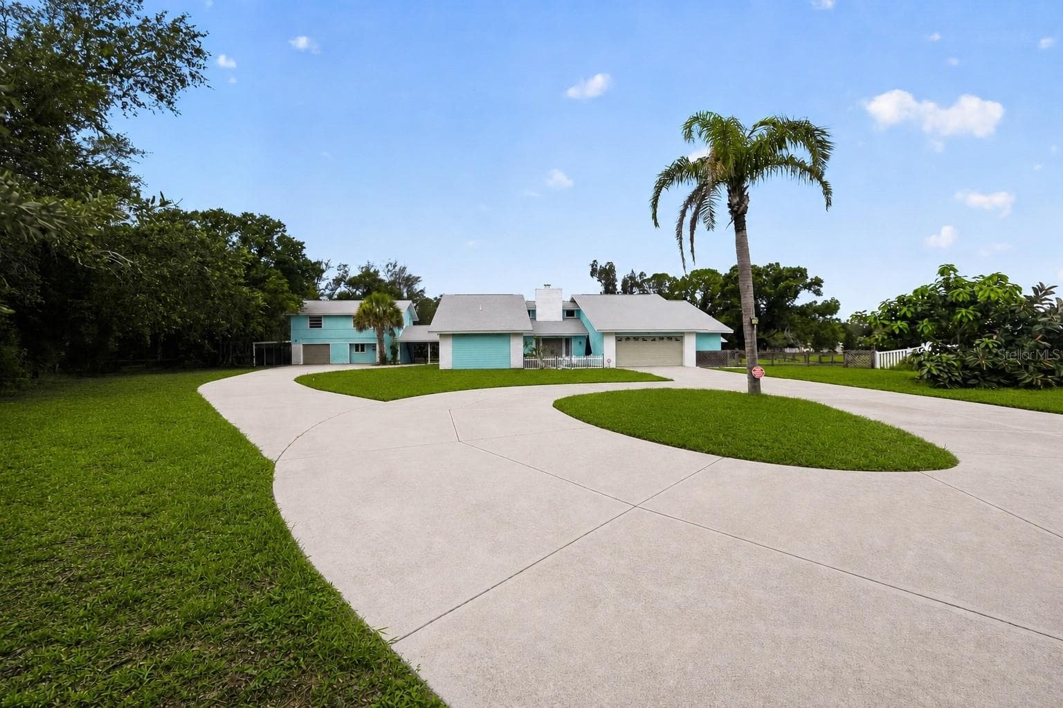 Front approach with circular driveway. - 1305 GREENFIELD CIR, VENICE