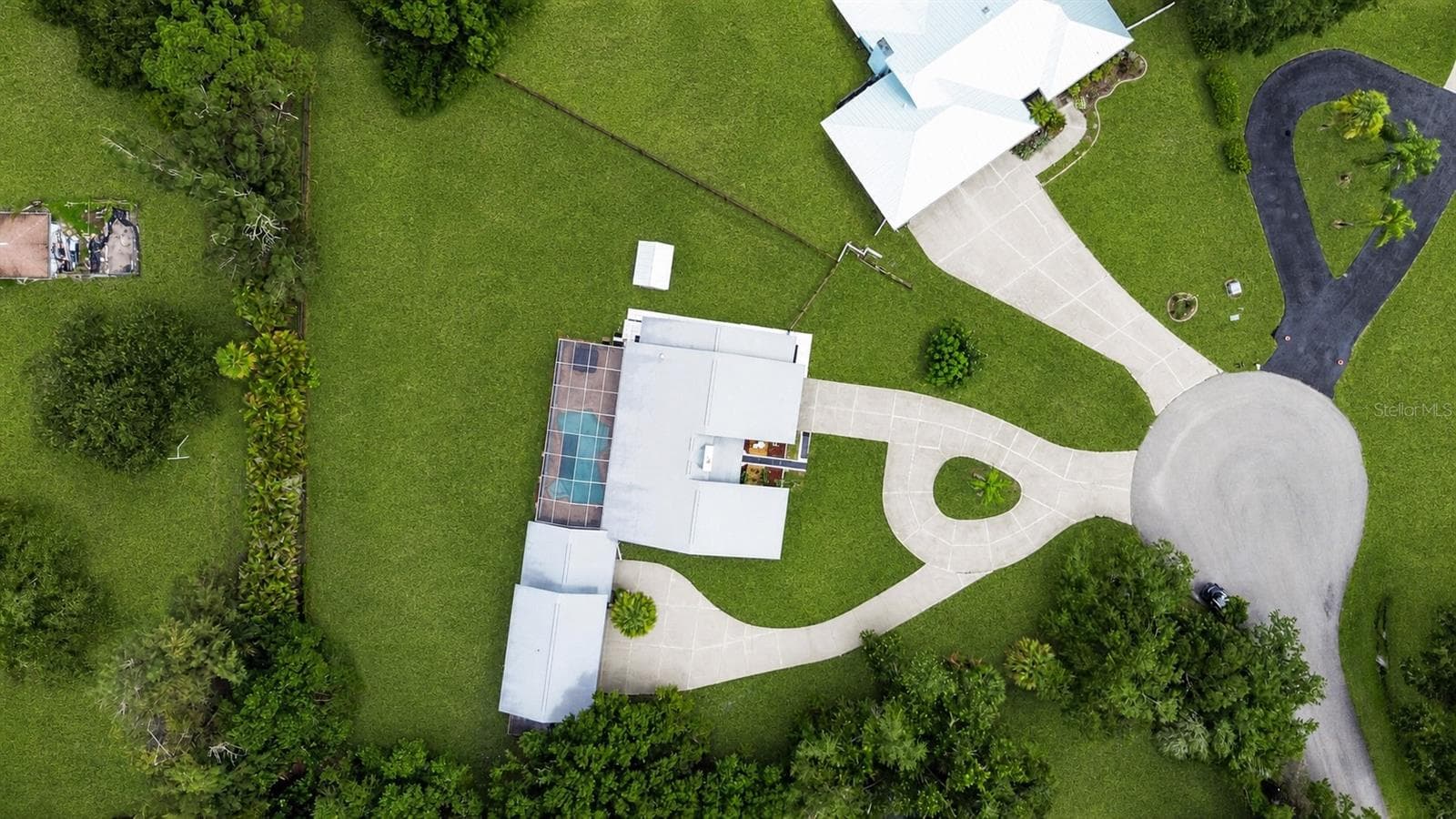 Top-down aerial view of the residence and grounds. - 1305 GREENFIELD CIR, VENICE