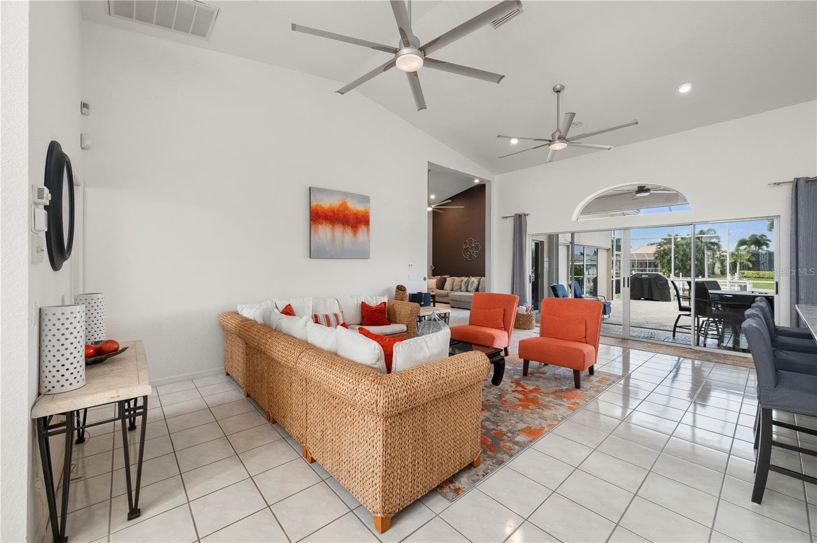 Spacious vaulted great room - 265 BELVEDERE CT, PUNTA GORDA