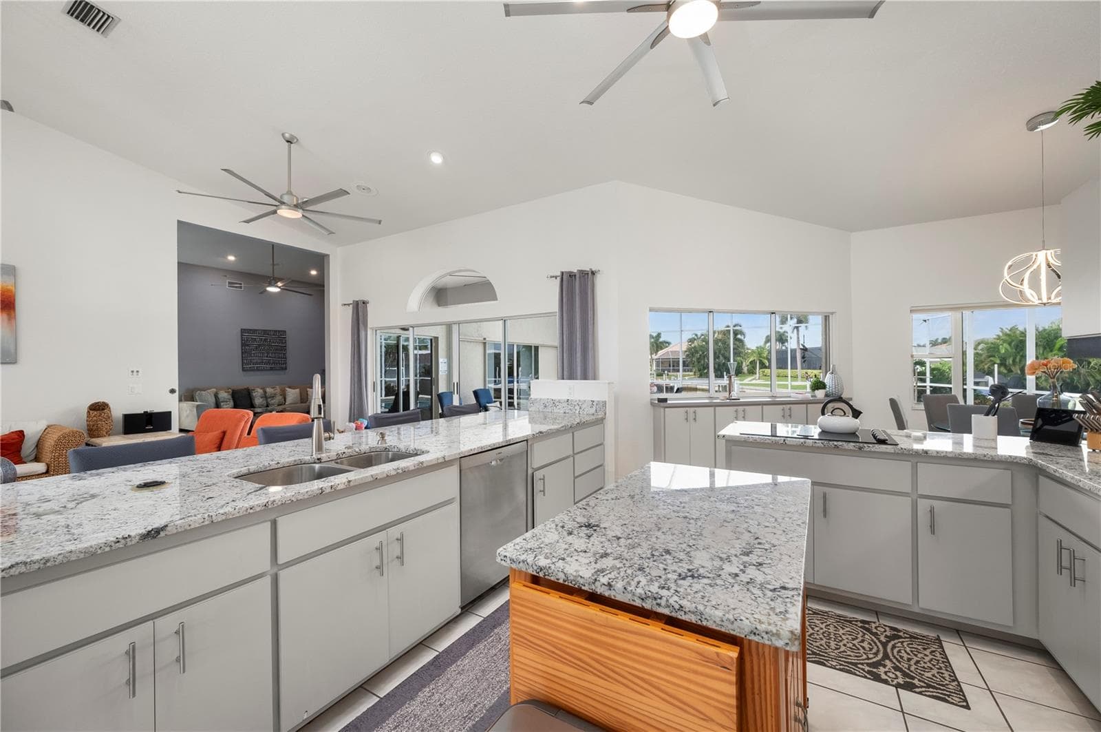 Expansive entertaining floor plan - 265 BELVEDERE CT, PUNTA GORDA