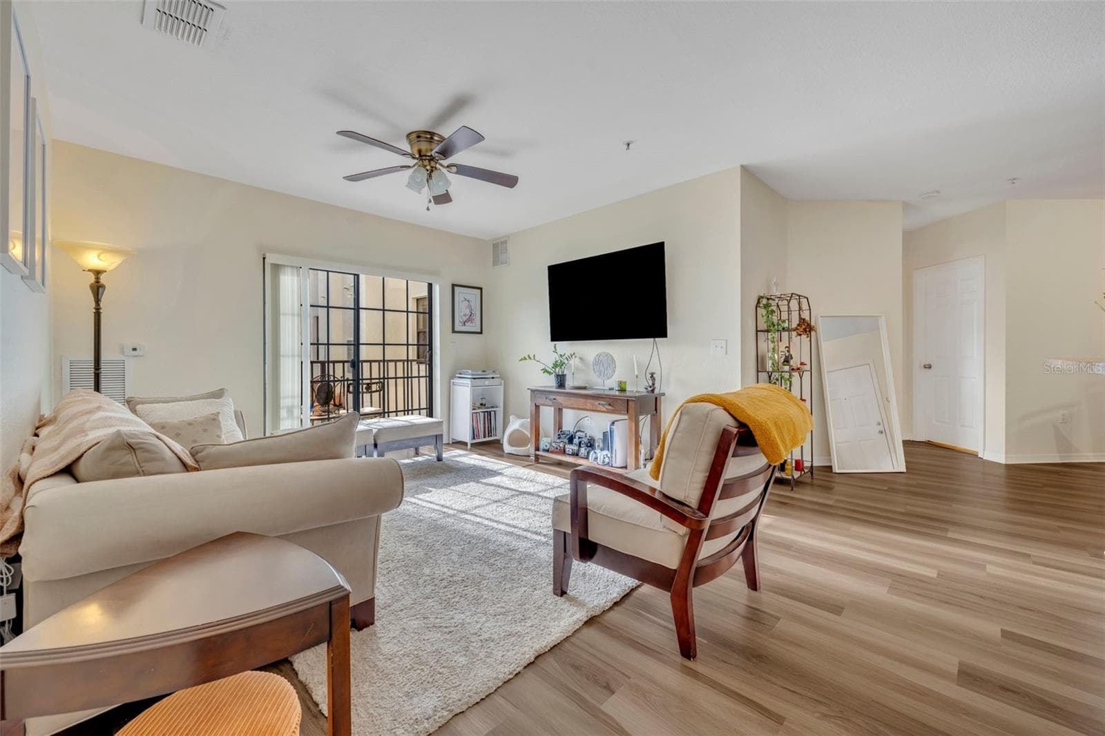 Living Room - 5550 E MICHIGAN ST #2232, ORLANDO