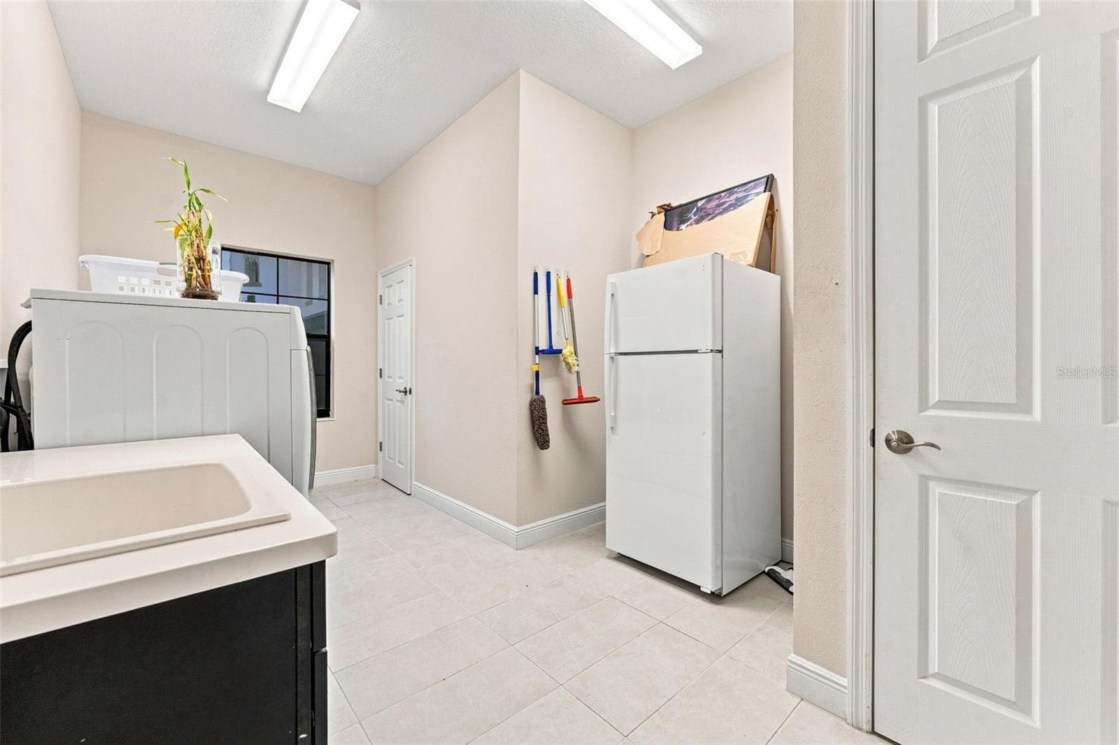 Single Family Residence at 10370 MEADOWRUN DR, LITHIA, photo 55 of 75