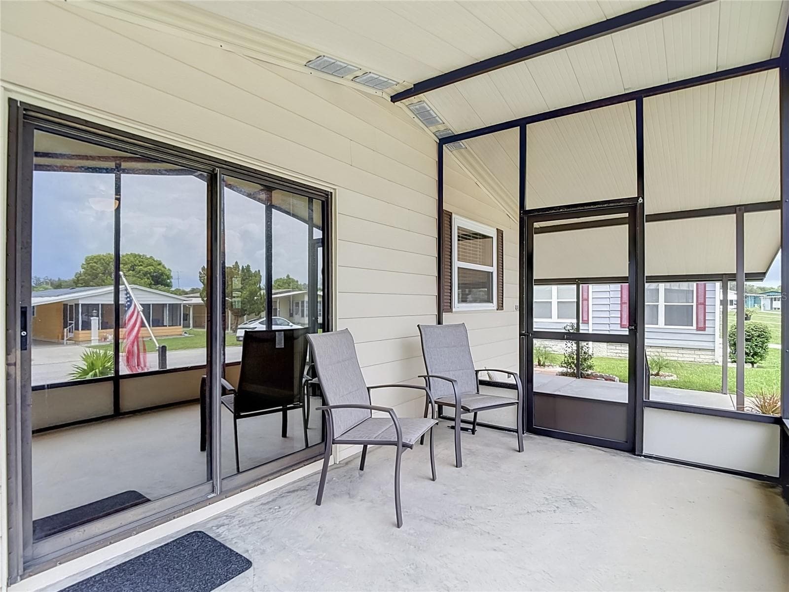 Screened Front Porch - 4919 BLANCO DR, ZEPHYRHILLS