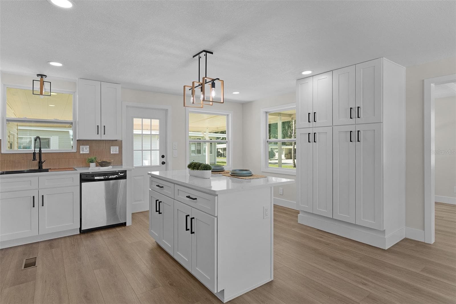 Mobile Home at 205 PALO VERDE DR, LEESBURG, photo 6 of 78