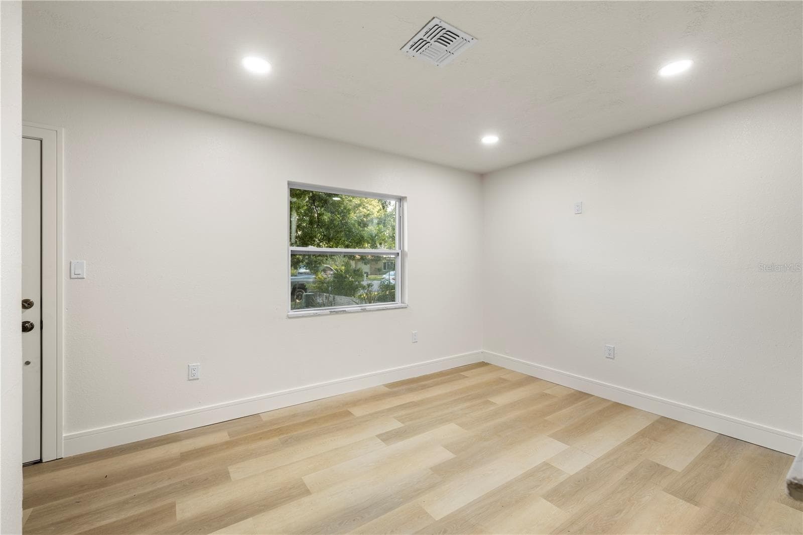 Living room - 5532 6TH AVE N, ST PETERSBURG