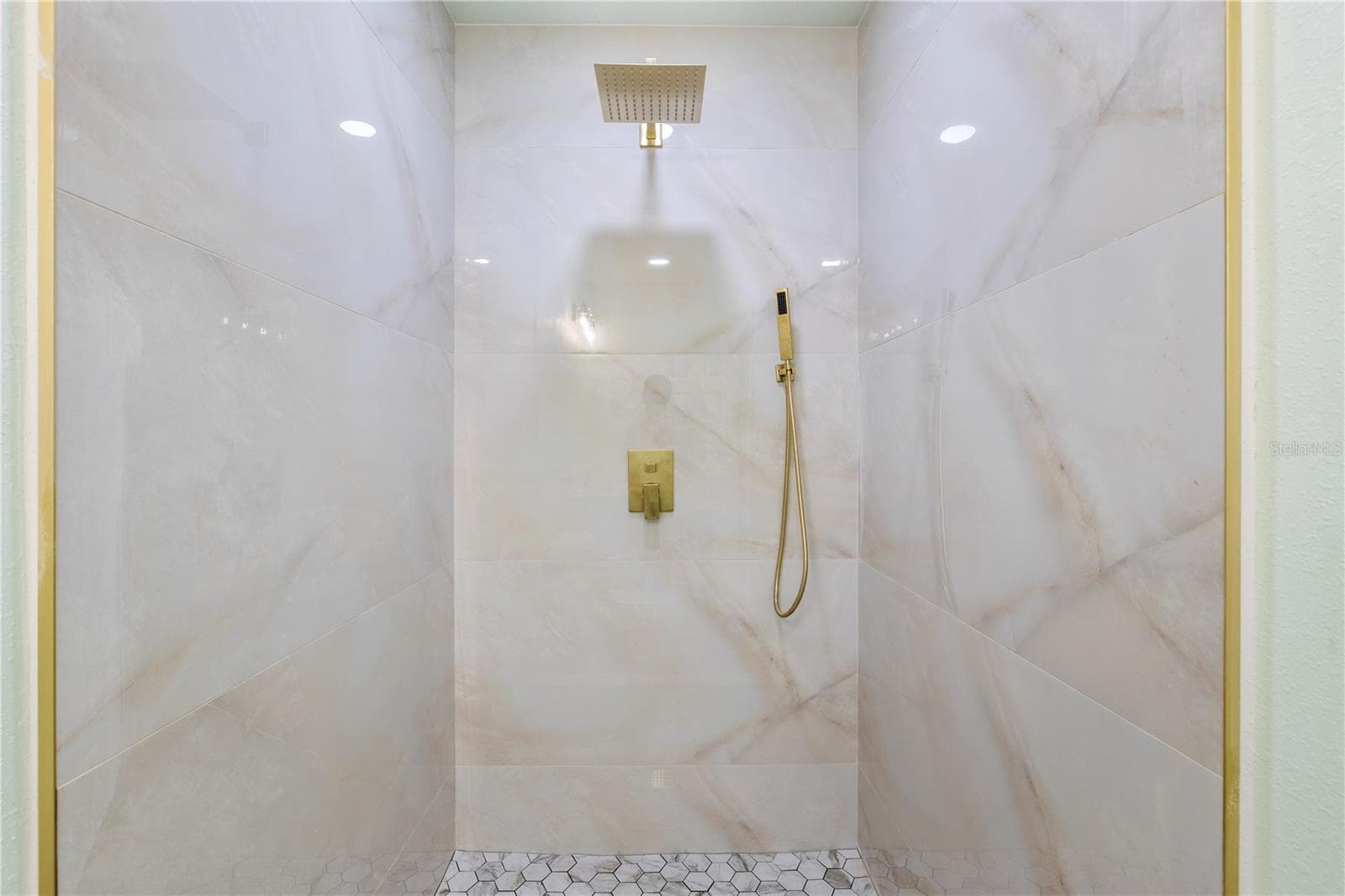In-law Bath - 5532 6TH AVE N, ST PETERSBURG