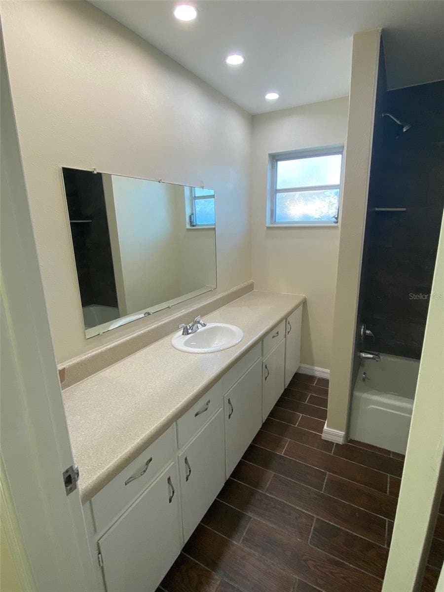 Hall/Guest Bath - 803 HASELTON ST, EUSTIS