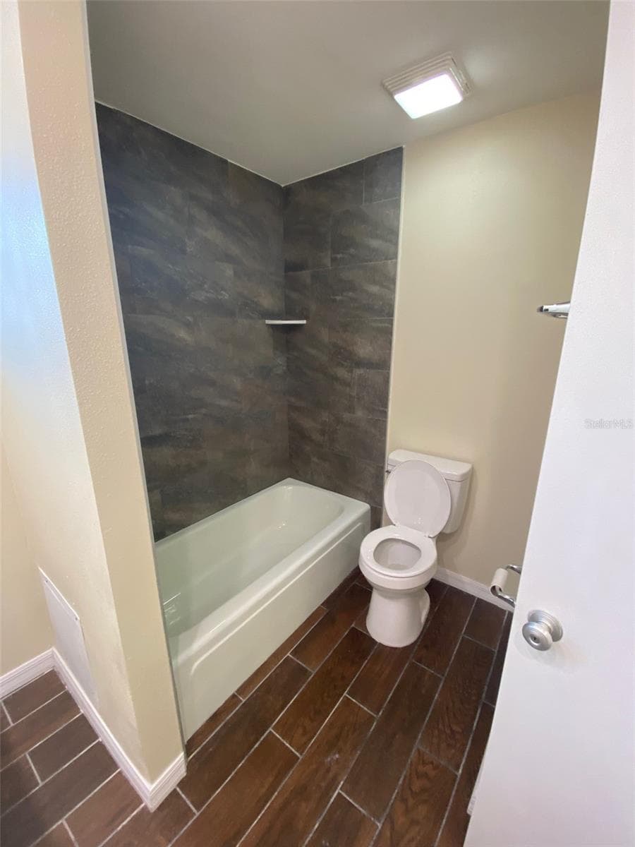 Hall/Guest Bath - 803 HASELTON ST, EUSTIS