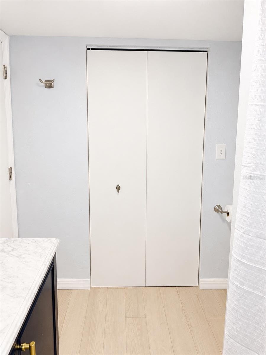 Primary bathroom storage - 926 29TH ST N, ST PETERSBURG