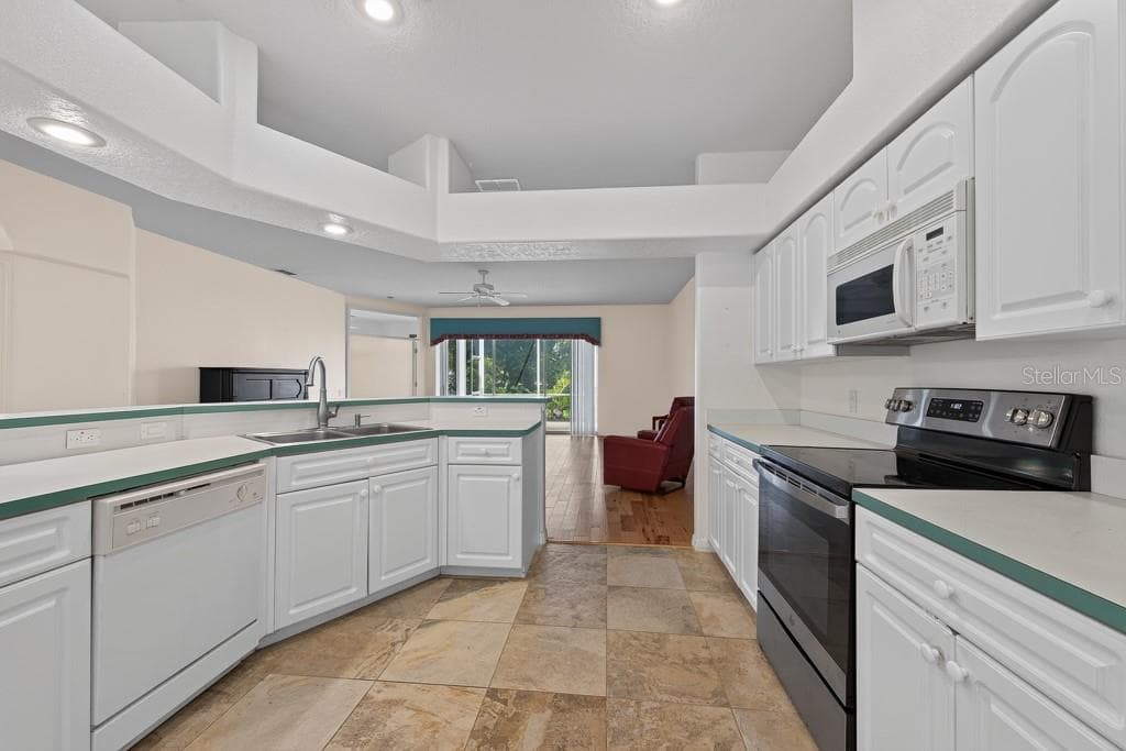 Single Family Residence at 4355 BURNBERRY GLEN CT, SPRING HILL, photo 7 of 50