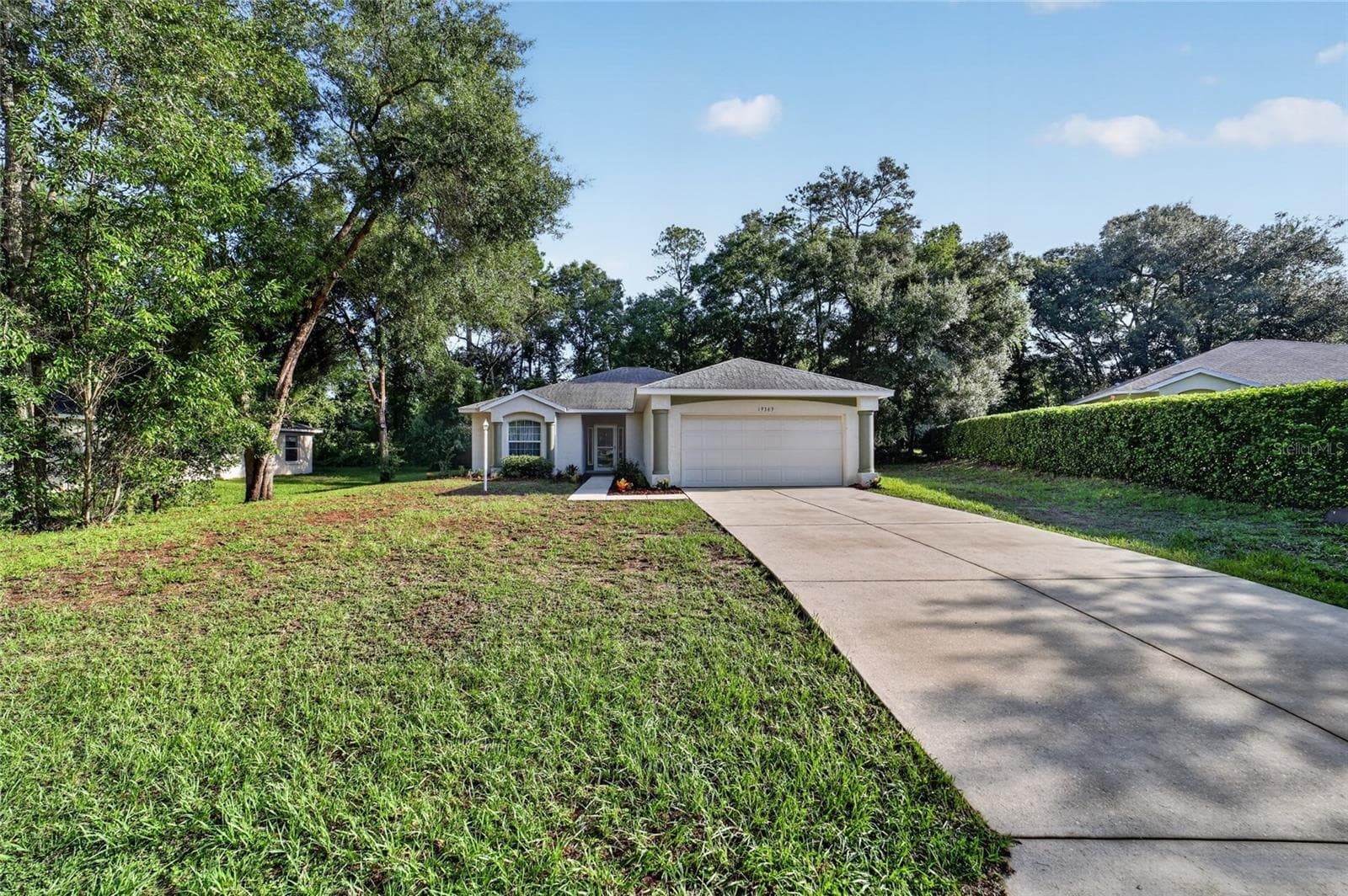 Front of house, privacy from neighbors - 19369 SW 100TH LOOP, DUNNELLON