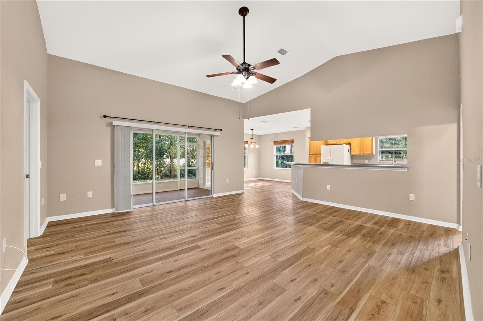 Living room with vaulted ceilings - 19369 SW 100TH LOOP, DUNNELLON