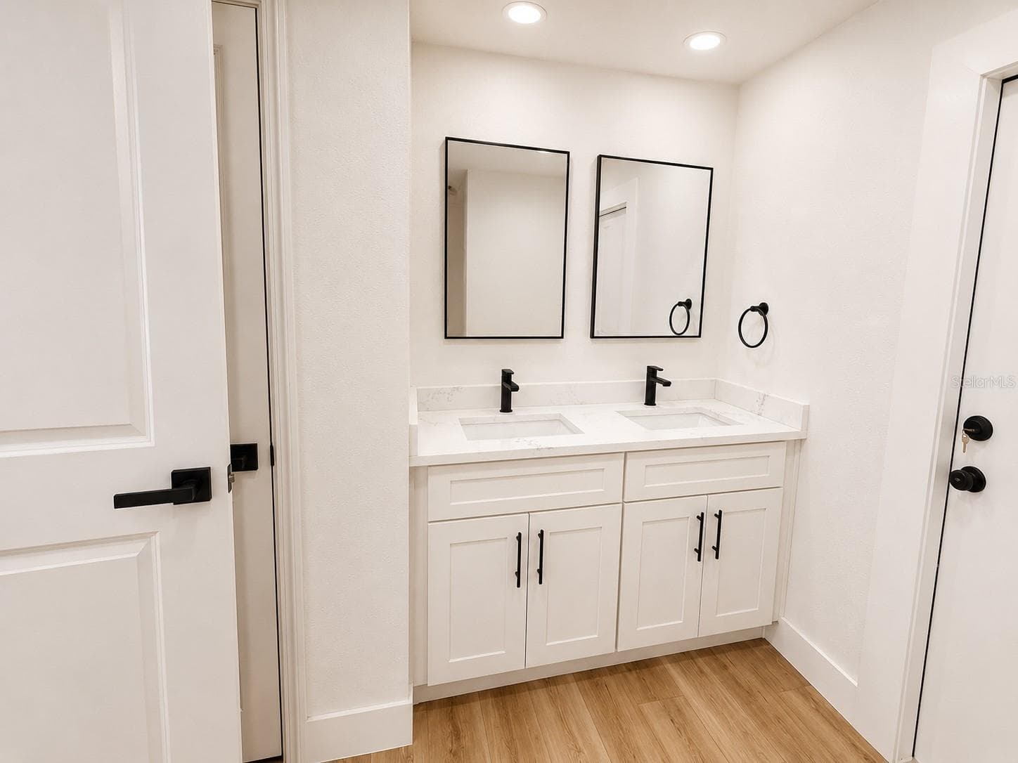 Secondary bath vanity - 958 ORANGE AVE, OVIEDO