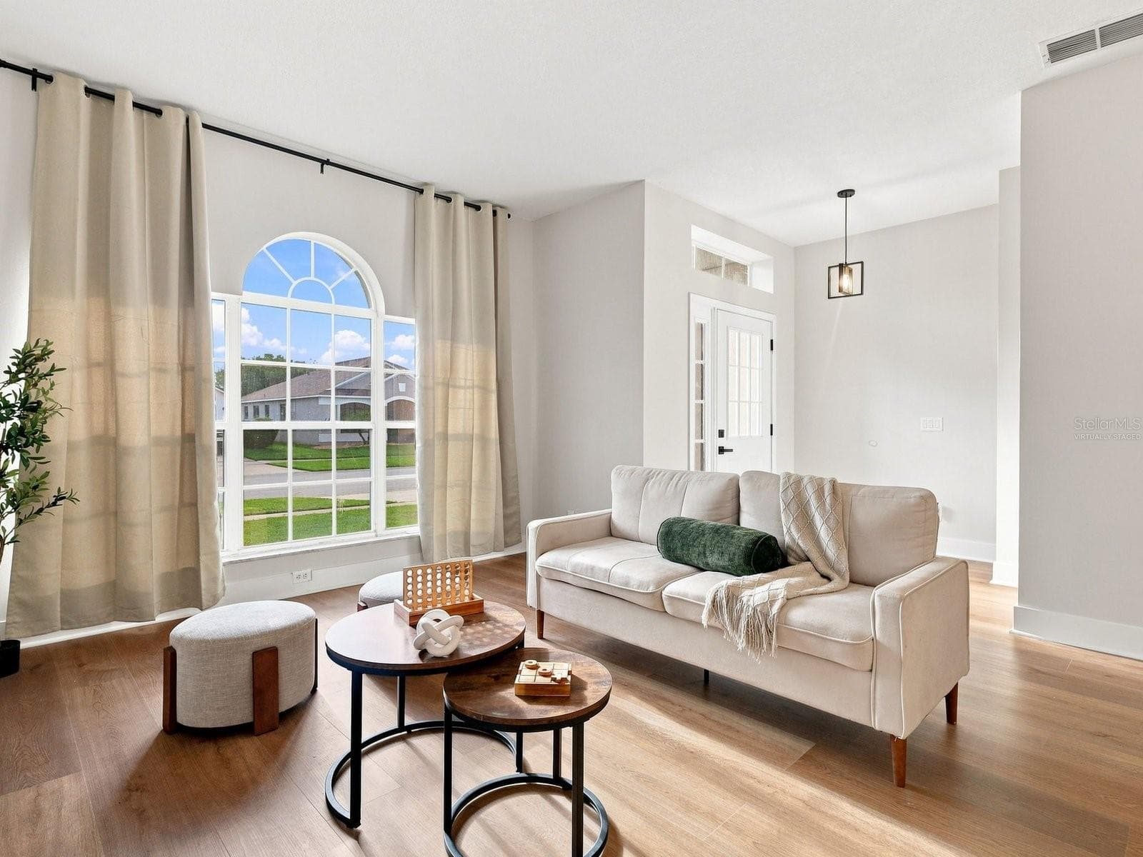 Formal Living Room (Select photos have been virtually staged) - 2104 MALLARD CREEK CIR, KISSIMMEE