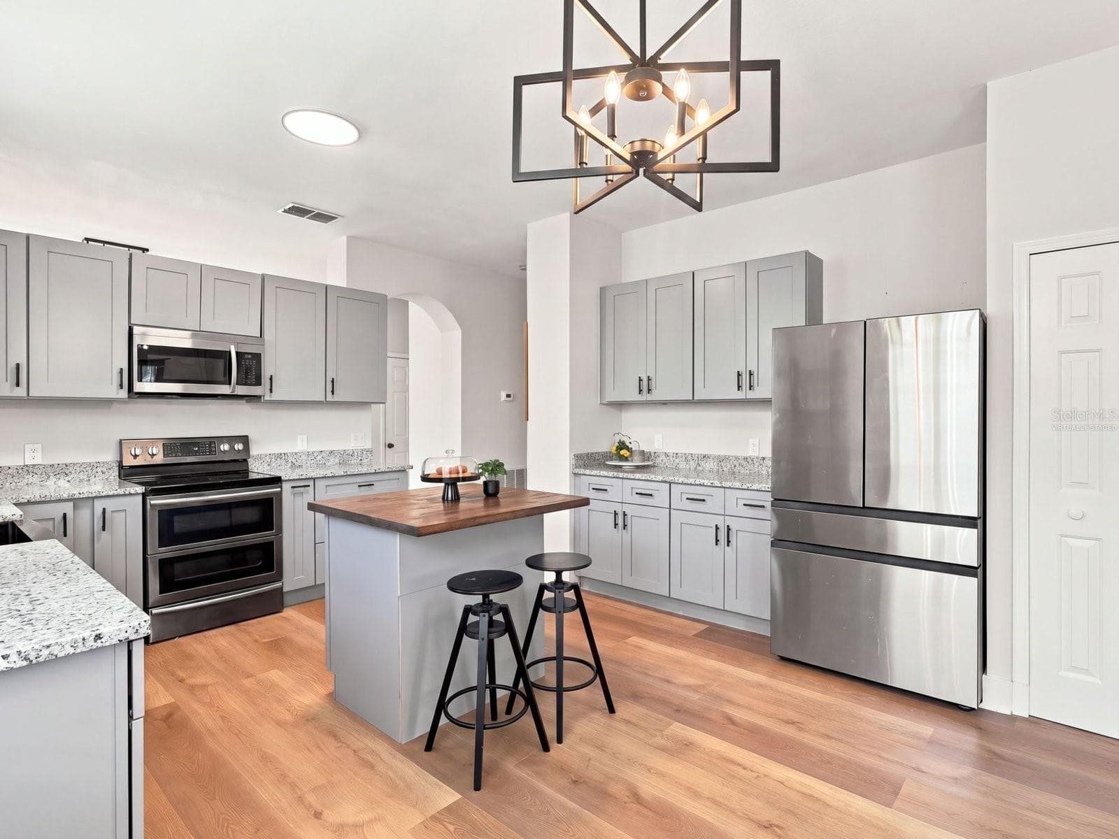 Kitchen (Select photos have been virtually staged) - 2104 MALLARD CREEK CIR, KISSIMMEE