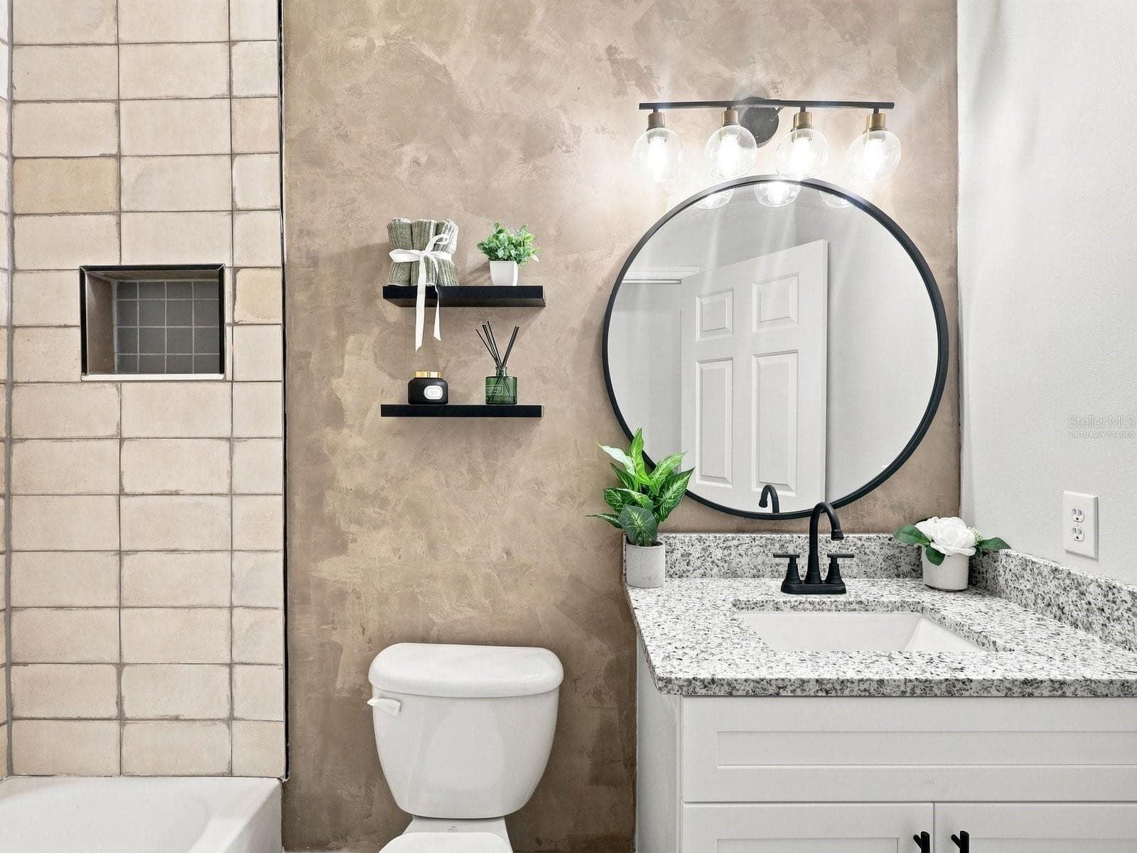 Hallway Bath (Select photos have been virtually staged) - 2104 MALLARD CREEK CIR, KISSIMMEE