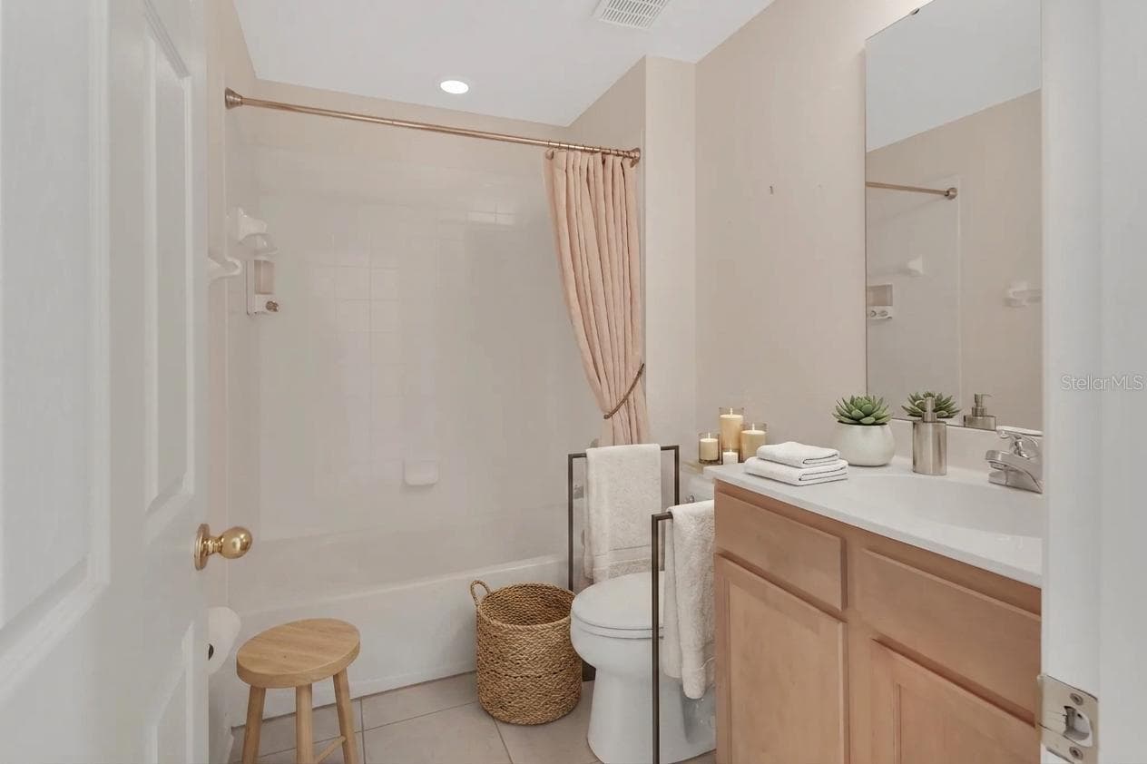 2nd Bathroom Upstairs - 204 WOODHOUSE LN, DELAND
