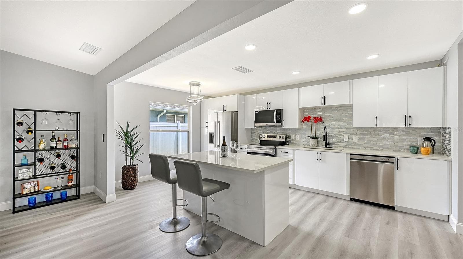 Kitchen Island with Breakfast Bar - 4054 PALAU DR, SARASOTA